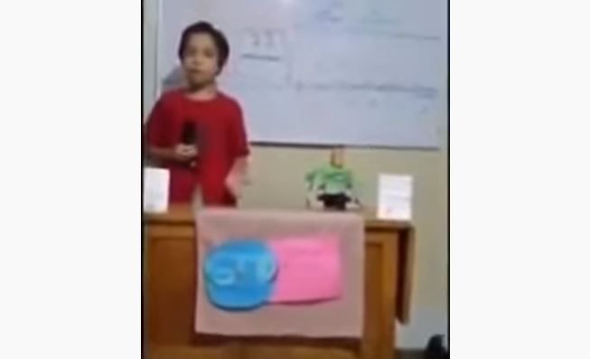 Niño conquista las redes con conferencia al estilo de López-Gatell